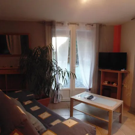 招待所 Logis De Nano *